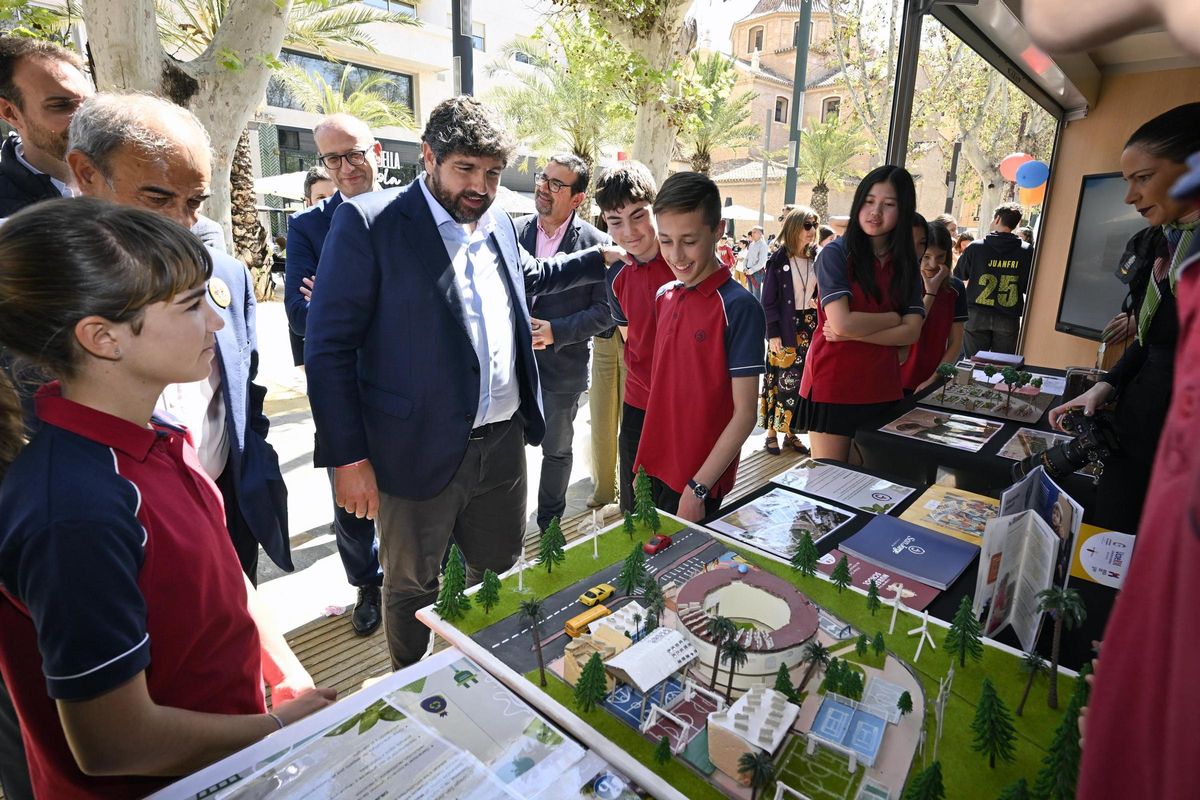 López Miras visitó todos los expositores y conoció de primera mano las iniciativas impulsadas por los alumnos/as.