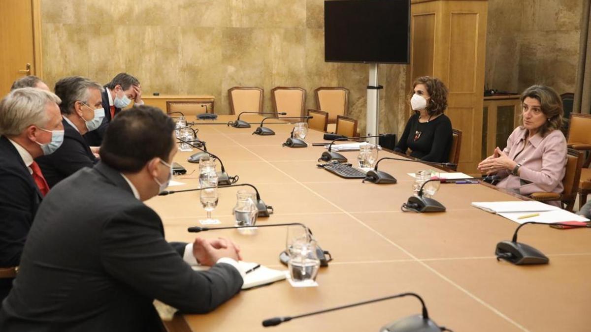 Reunión entre las ministras Teresa Ribera y María Jesús Montero con los representantes del sector de las petroleras.