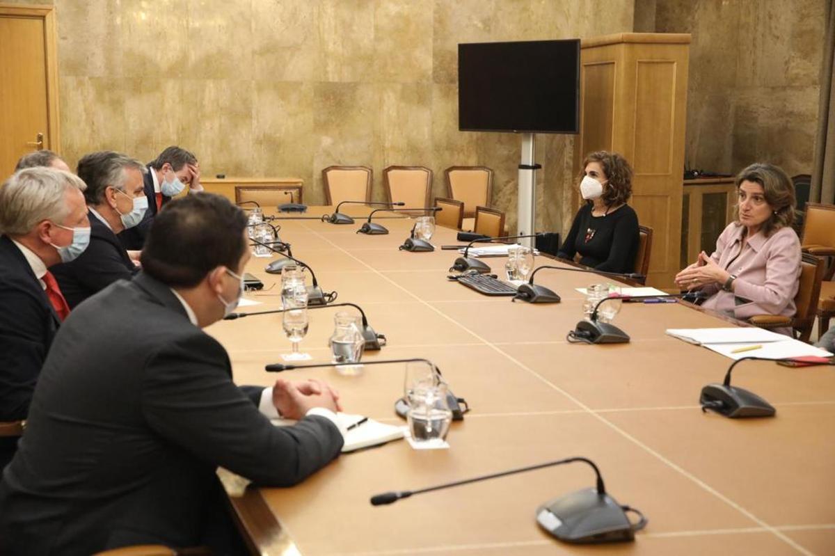 Reunión entre las ministras Teresa Ribera y María Jesús Montero con los representantes del sector de las petroleras.