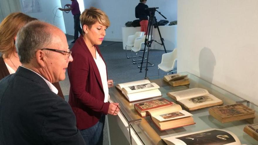 Noelia Arroyo visita la exposición de Cervantes en la Biblioteca Regional