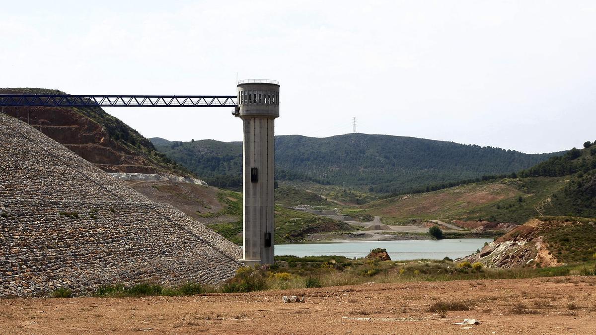 Presa del embalse de Mularroya, ya terminada.