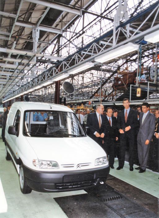 La producción en serie de la primera generación de Berlingo-Partner arrancó en mayo de 1996, coincidiendo con la visita a la planta del entonces Príncipe Felipe, que probó personalmente uno de esos primeros modelos. En el lanzamiento se invirtieron unos 33.000 millones de pesetas, cerca de 200 millones de euros al cambio actual.