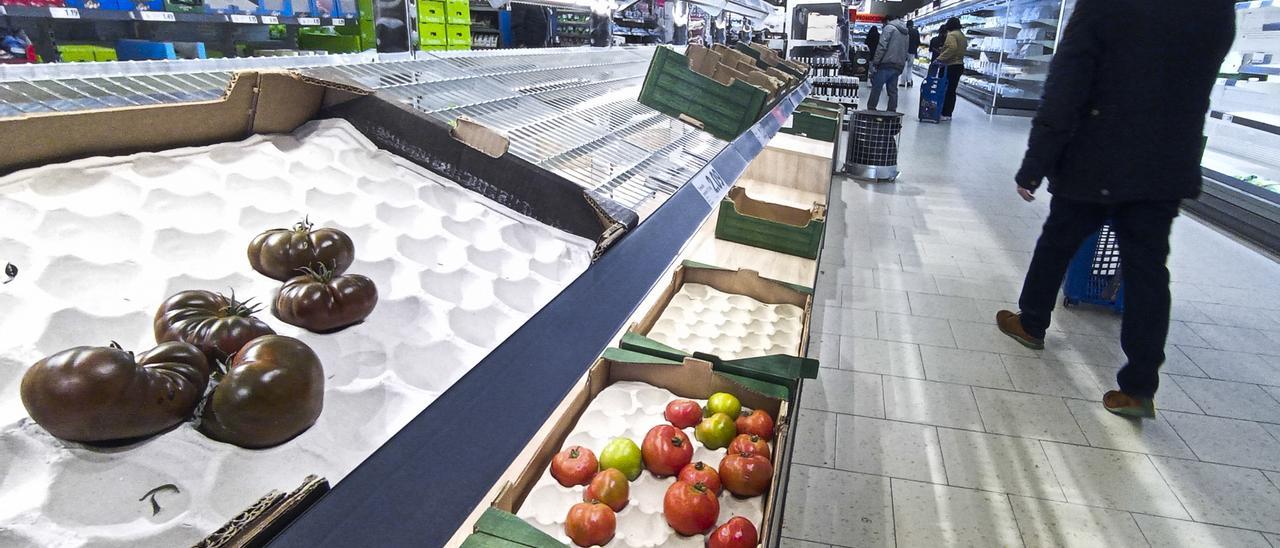 Interior de un supermercado gallego donde hay escasez de verduras por la huelga del transporte. En Castellón empiezan a faltar determinados productos.