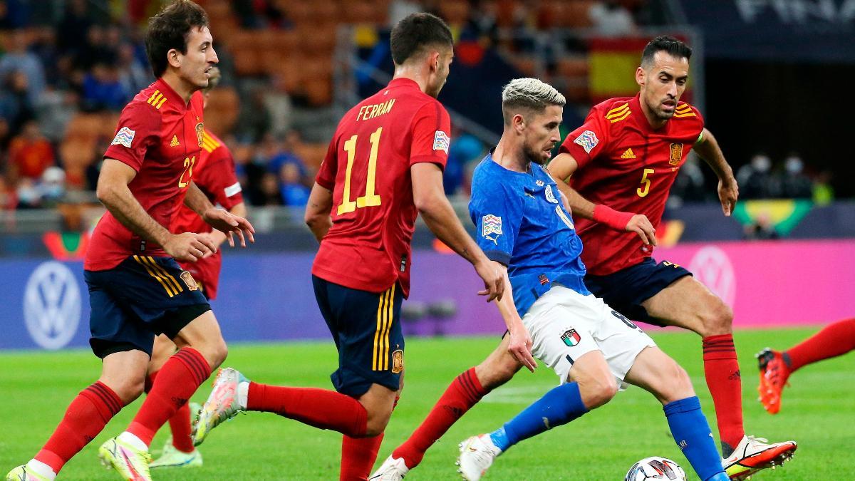 Jorginho, rodeado de jugadores españoles en las semifinales de la Nations League