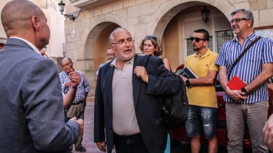 Antoni Such saluda a los alcaldes antes de iniciar la reunión en el Ayuntamiento de Benilloba.