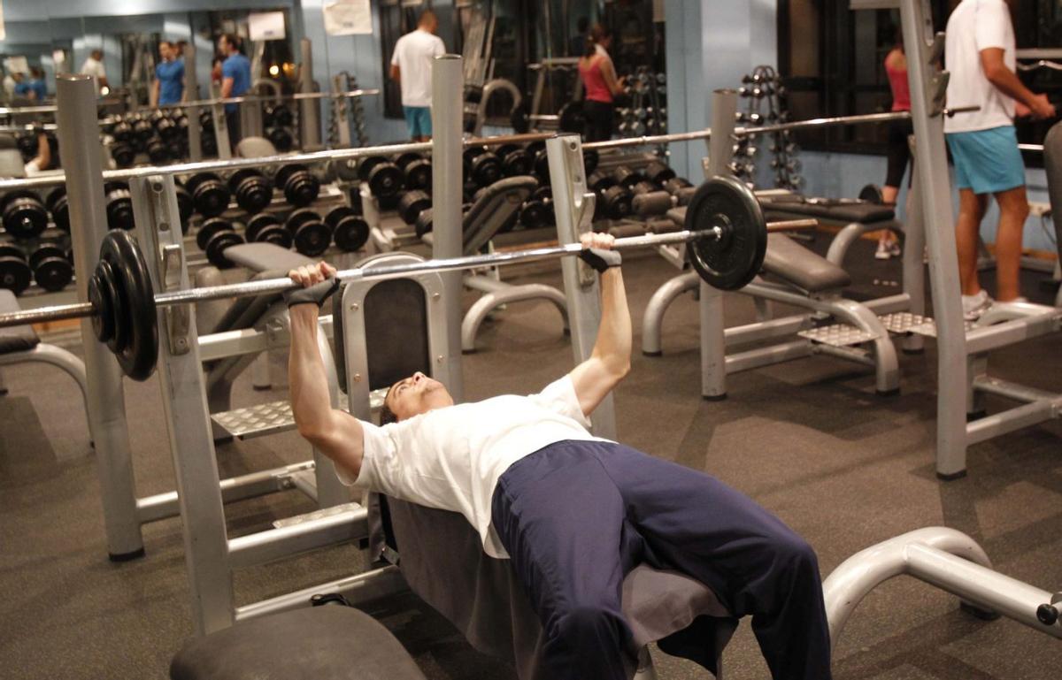 Un hombre entrenando en el gimnasio. | José Lores