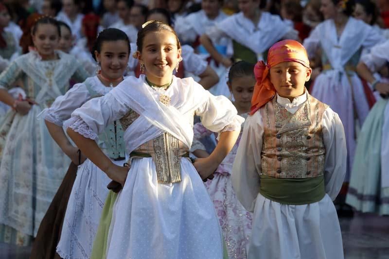 Dansà infantil en la plaza de la Virgen