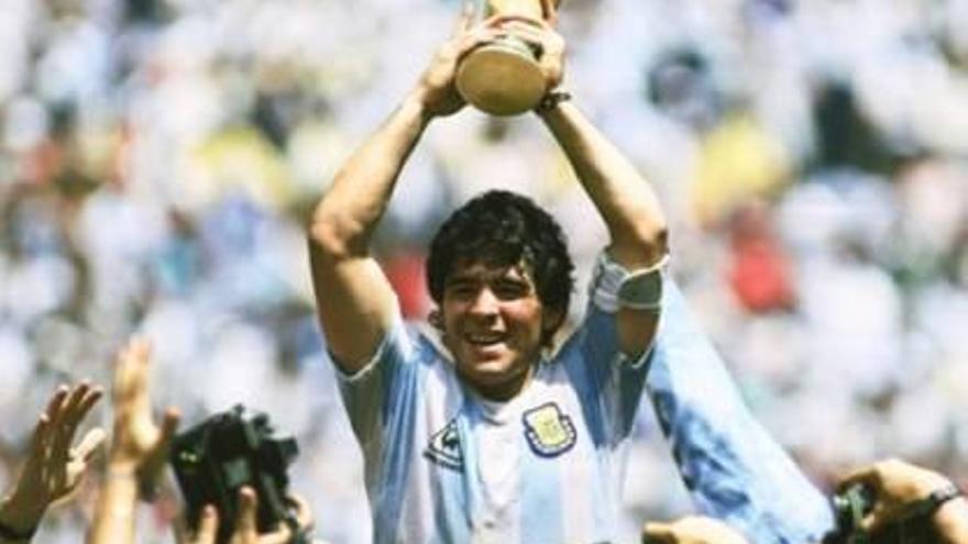 Maradona, amb la Copa de 1986.