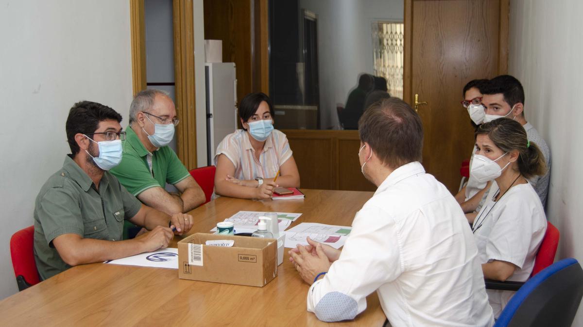 Primera reunión para planificar las obras del consultorio de les Alqueries.