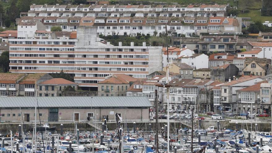 Concentración de 
viviendas en la fachada 
marítima de Baiona.   | // R. GROBAS