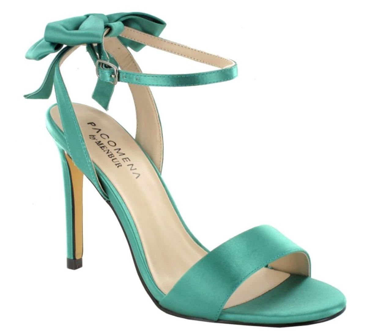 Zapatos de invitada: sandalias verdes con pulsera