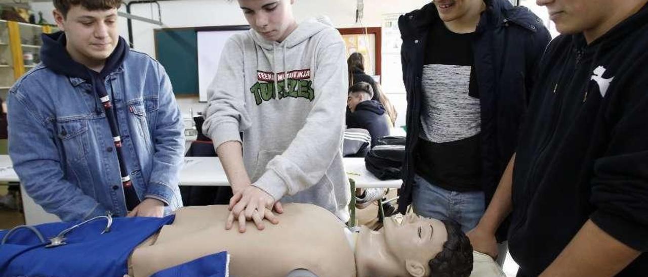 Por la izquierda, Miguel González, Jorge Ordorica, Borja Reguero y Óscar Fernández realizan una práctica de reanimación cardiovascular con un muñeco.