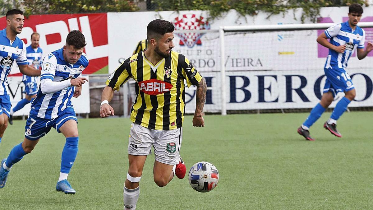 Canhoto, del Rápido de Bouzas, conduce el balón en el partido de ayer en Bouzas. |  // PABLO HERNÁNDEZ GAMARRA