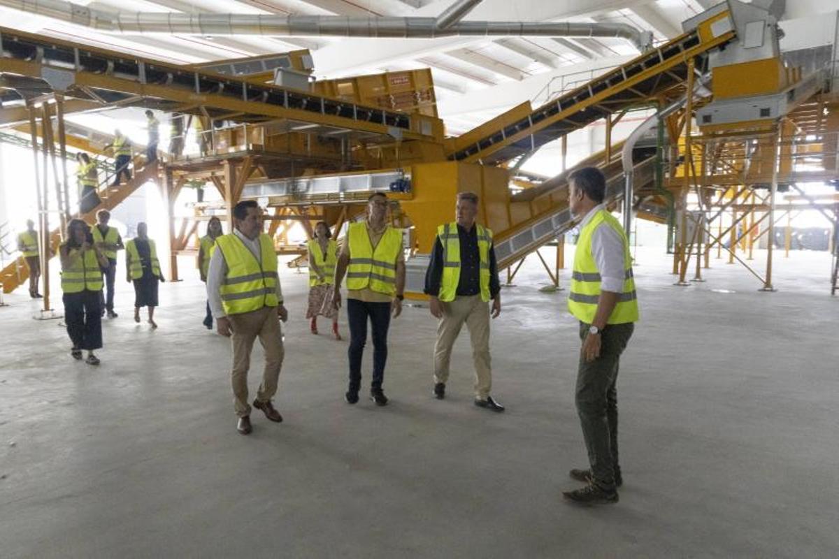 Vicent Estruch, Vicent Mompó y Martínez Mus, con el gerente del consorcio, en la visita a la planta.