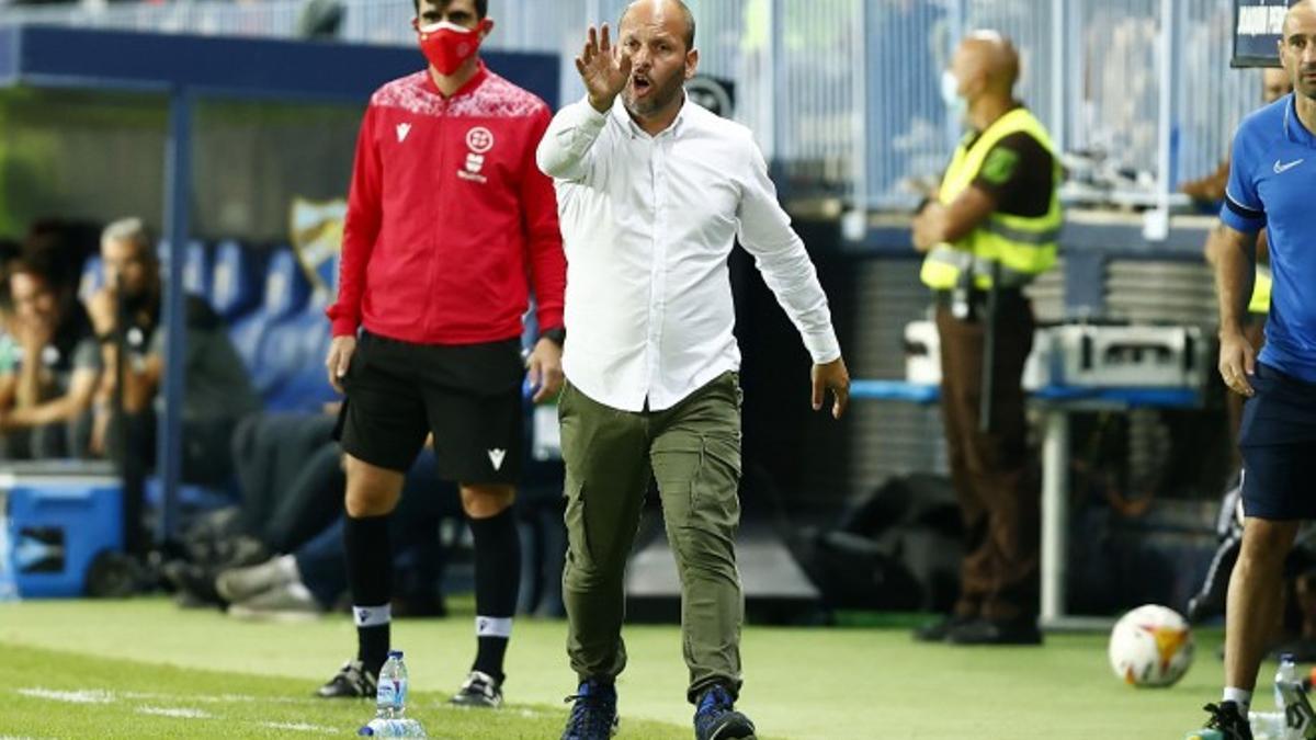 El técnico asturiano, en el banquillo de La Rosaleda