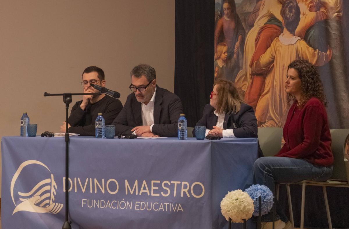 Verónica, en el centro de la mesa, contando su trayectoria laboral en el Divino Maestro. | ROI CRUZ