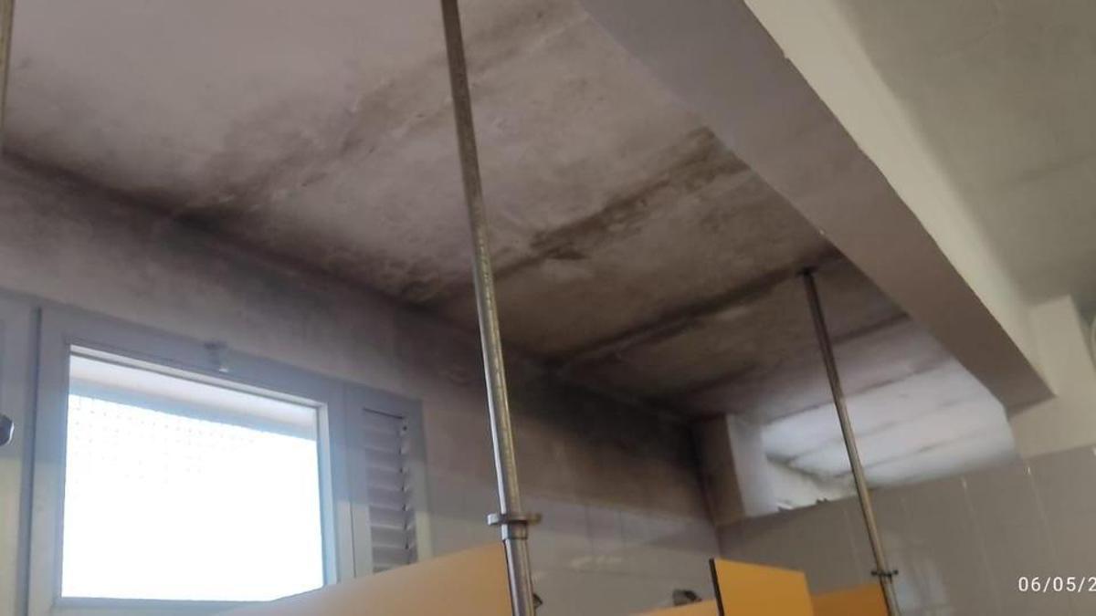 Estado de las duchas y vestuarios del gimnasio.