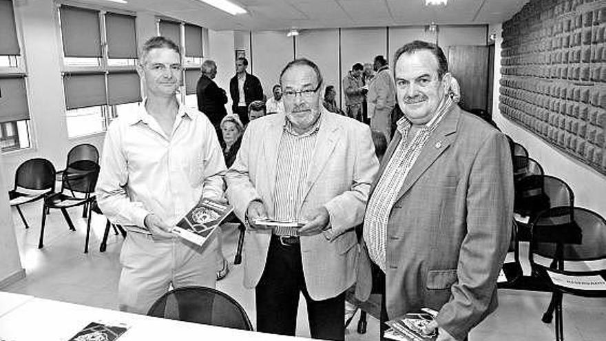De izquierda a derecha, Florentino Junquera, Faustino García y Víctor Molna, con el libro del club.