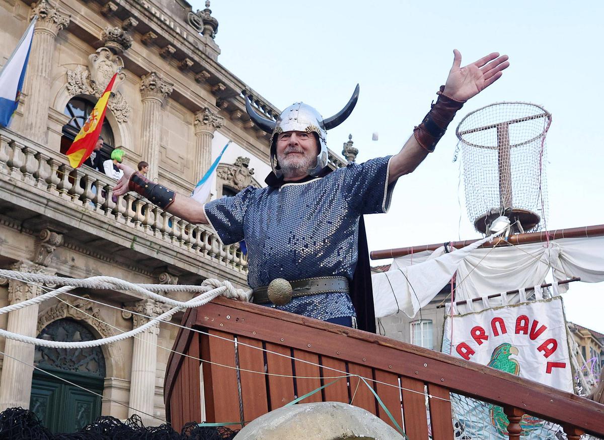 O rei Urco, ao frente da súa carroza no desfile do Entroido.