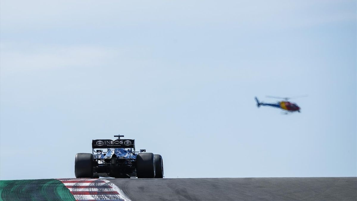 Un helicóptero sobrevuela el circuito de Portimao mientras Hamilton rueda en los libres.