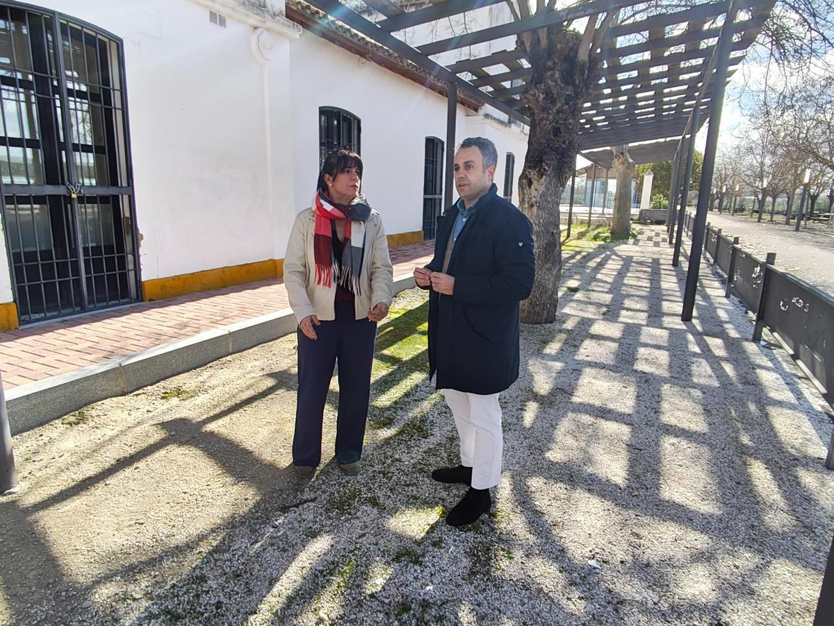 Carolina Cierto, alcaldesa pedánea, y Javier Pineda, concejal de Obras de Lucena.