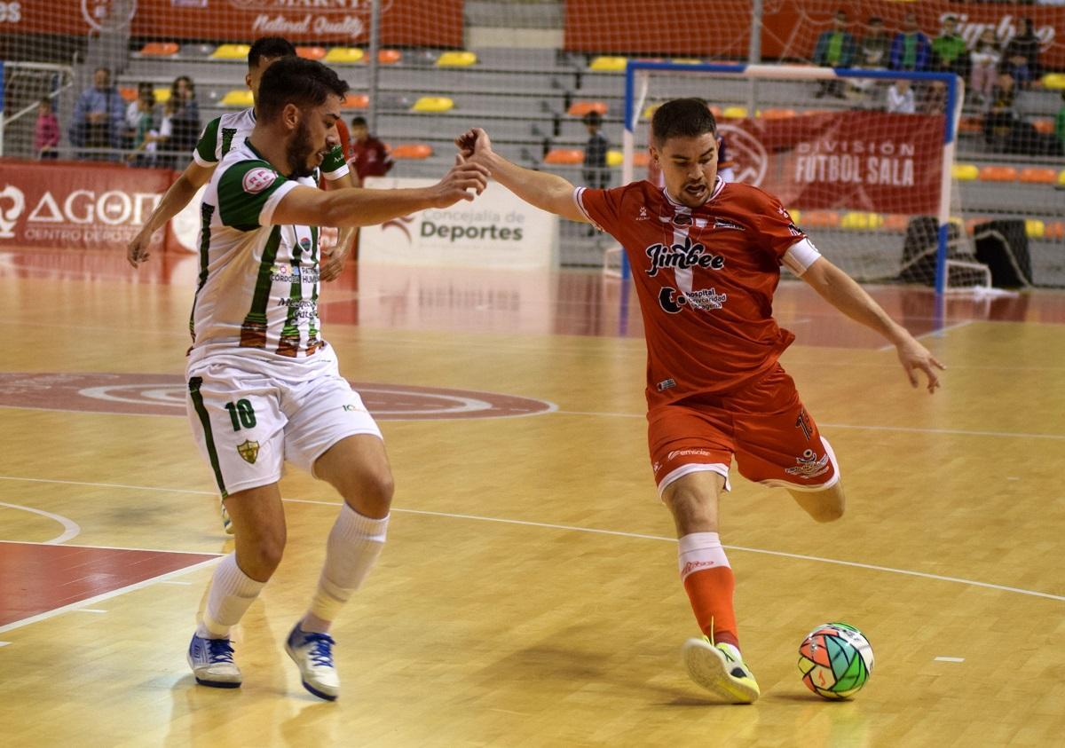Lucas Perin hostiga a Mellado en el Jimbee Cartagena-Córdoba Futsal.