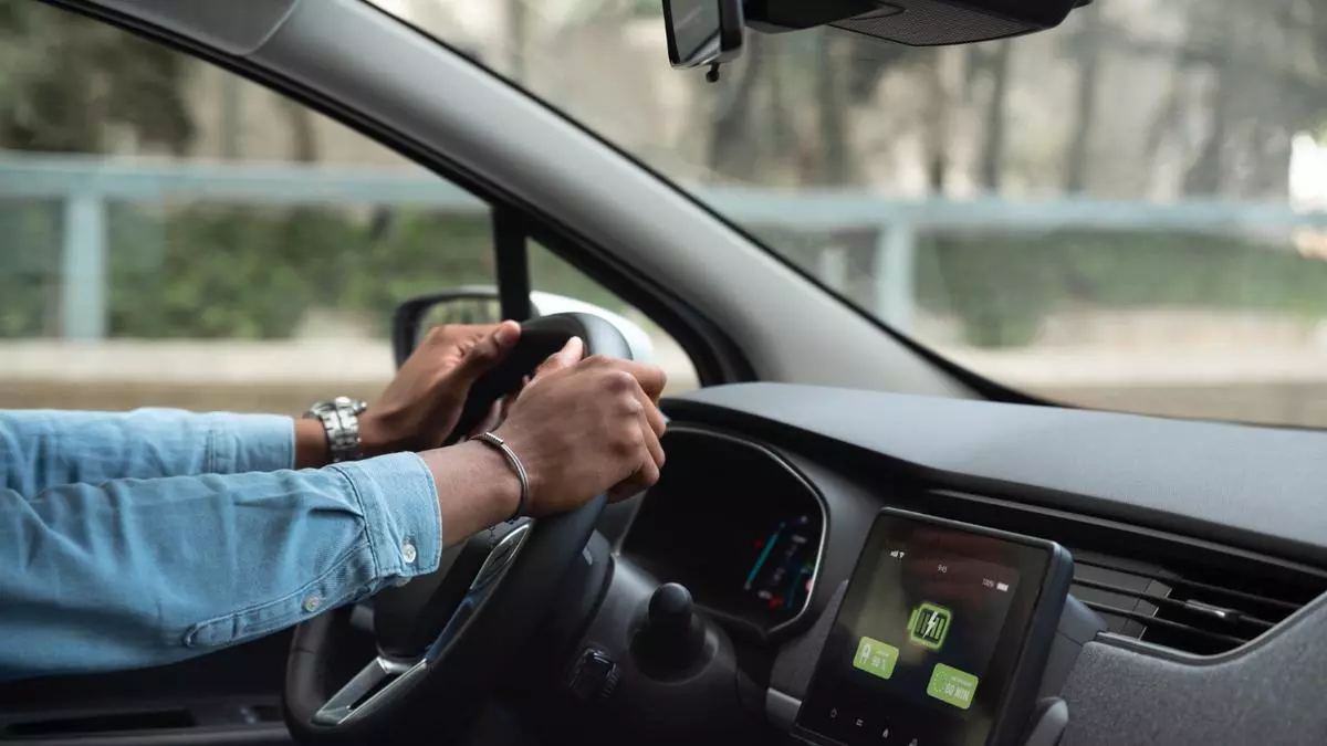 Alerta conductores: esto es lo que tienes que llevar en la guantera de tu coche si quieres evitar la multa de la Guardia Civil