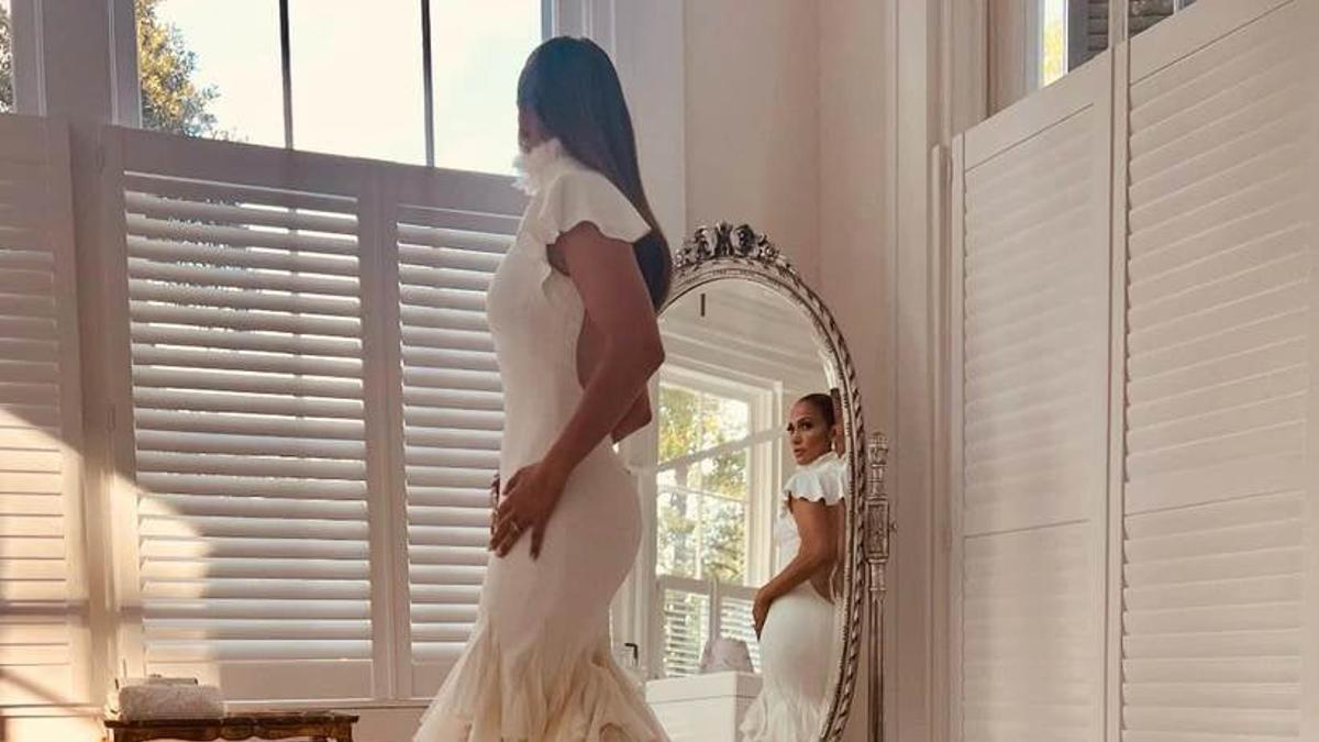 Jennifer Lopez se mira al espejo vestida de novia