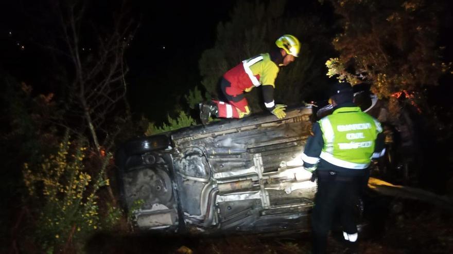 Rescatan a un hombre tras precipitarse su coche por un barranco en Covelo