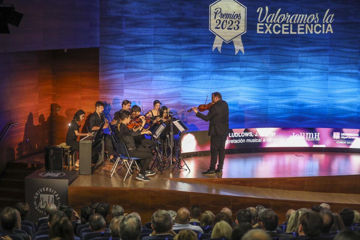 La Joven Orquesta de la UMH durante su actuación.