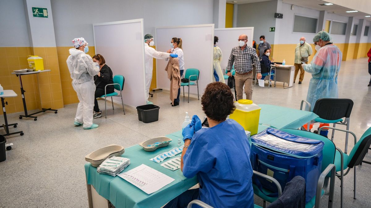 Vacunación en el edificio de Usos Múltiples del campus de Badajoz.