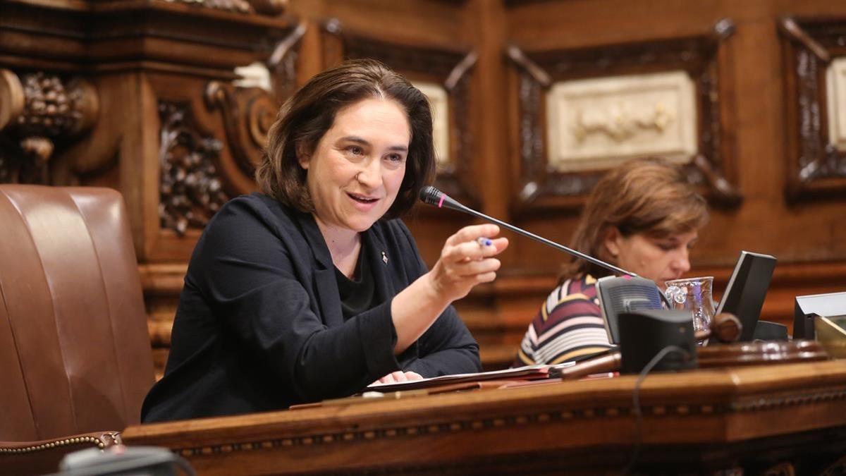 Ada Colau en el pleno municipal.