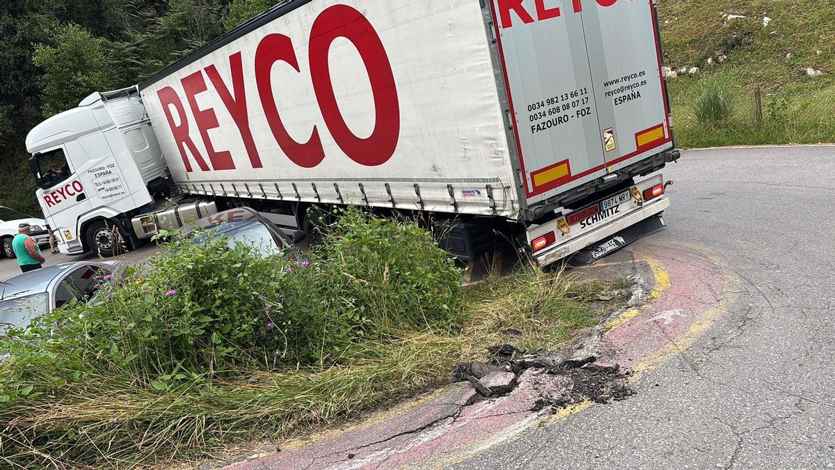El camión, atrapado en los accesos a la playa de La Franca.