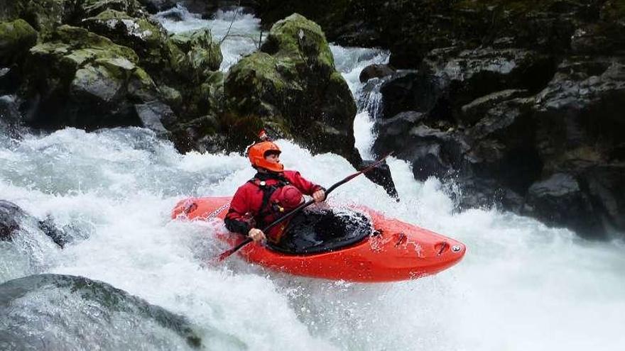 Descenso de aguas bravas en un tramo del río Deza.