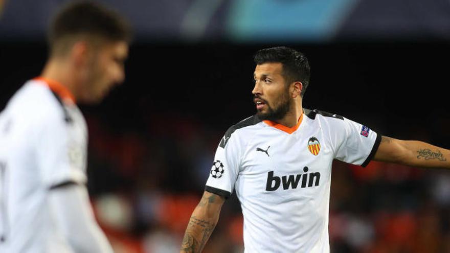 Alarma Champions: Garay se retira lesionado