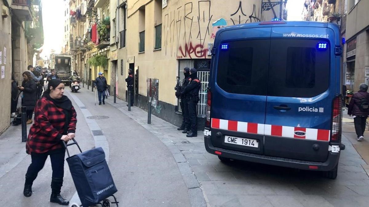 Una patrulla de los Mossos d'Esquadra en una operación policial en el Raval.