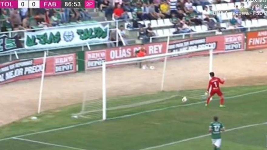 El balón traspasa la línea de meta del Toledo en un gol que el árbitro no concedió.