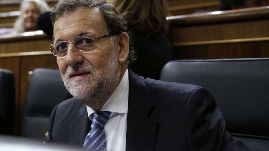 Rajoy, en su escaño del Congreso, antes de subir a la tribuna para presentar medidas contra la corrupción. // Reuters