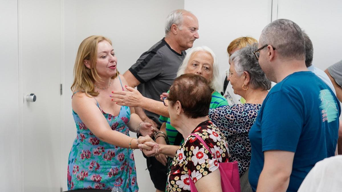 Natàlia Enguix saluda a la militancia tras la asamblea de Ens Uneix del martes.