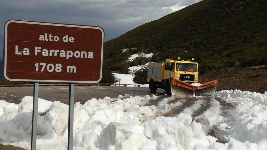 Somiedo despide la nieve y recibe a la primavera en el puerto más alto de Asturias