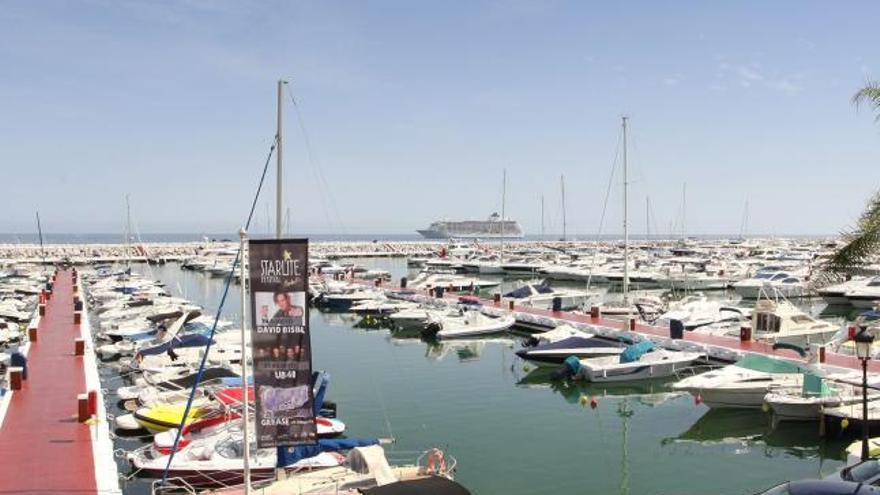 El crucero más lujoso fondea en Marbella - La Opinión de Málaga