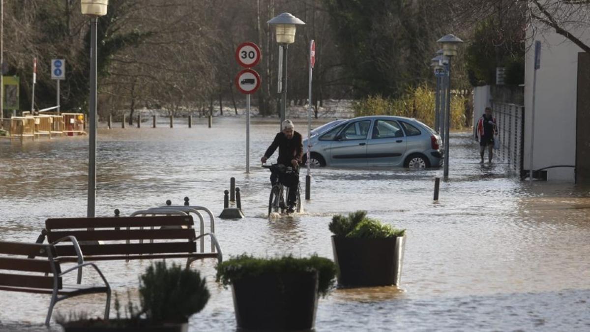 Carretera C-255 inundada y nivel del agua subiendo en Sarrià de Ter por el desbordamiento del río Ter.