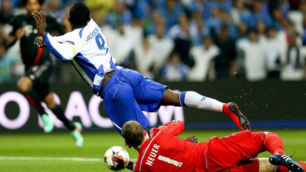 Neuer comete penalti sobre Jackson Martínez, durante el partido que ha enfrentado al Oporto y al Bayern en Do Dragao