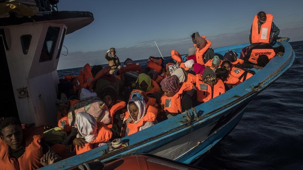 Rescate de más de 300 refugiados y migrantes, sobre todo de Eritrea y Bangladés, en aguas del Mediterráneo, el 27 de enero.