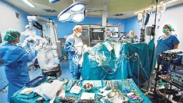 Un grupo de especialistas prepara una operación en el hospital de la Ribera.