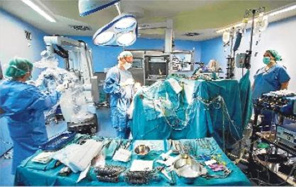Un grupo de especialistas prepara una operación en el hospital de la Ribera.