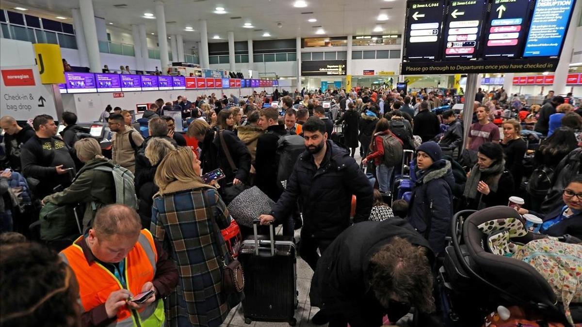 Aglomeración de pasajeros en el aeropuerto de Gatwick por la cancelación de vuelos.