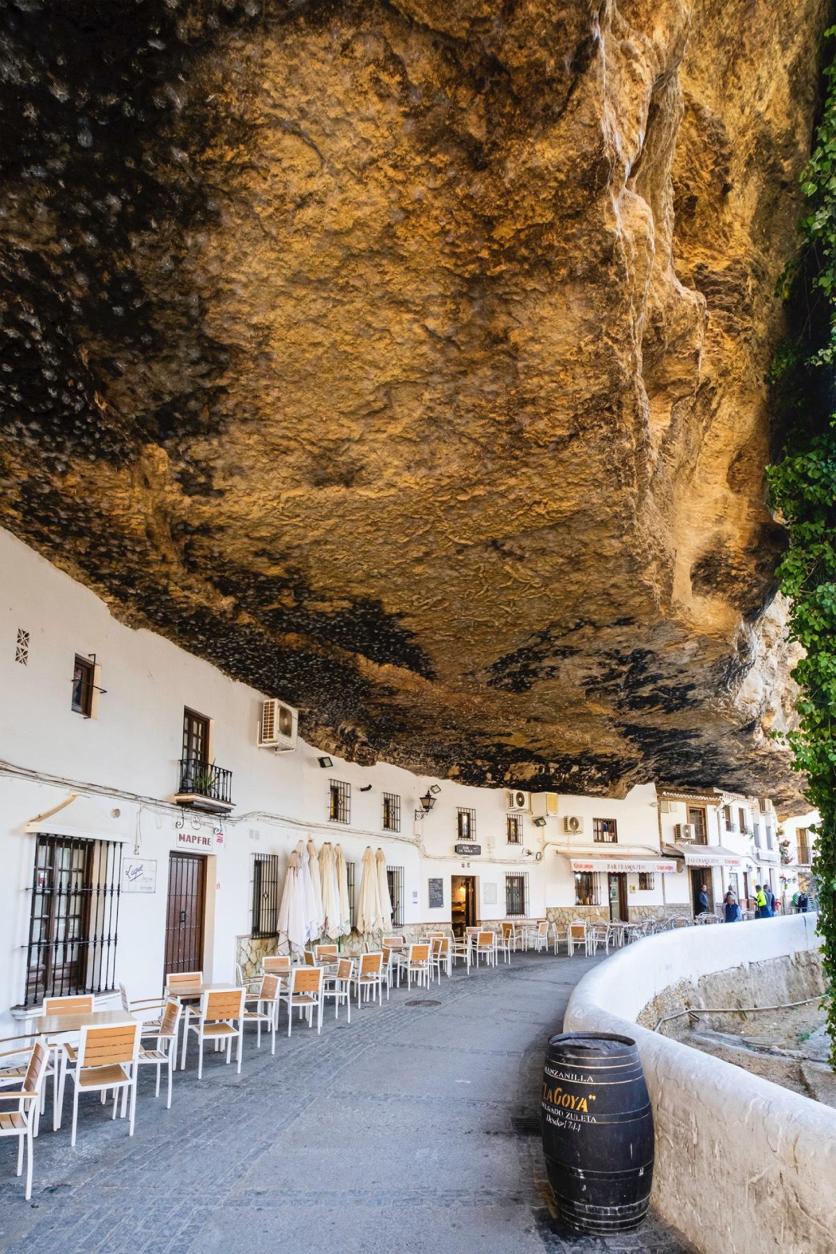 Las casas incrustadas en la roca en Setenil de las Bodegas (Cádiz)