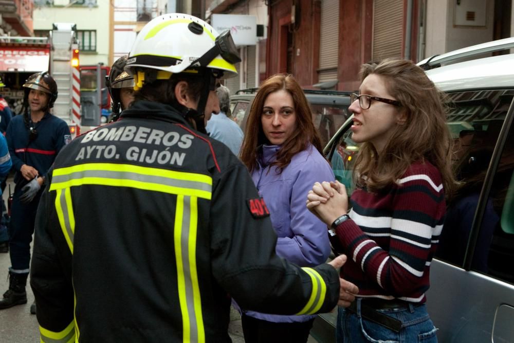 Intervención de los bomberos en la calle la Muralla, en Gijón