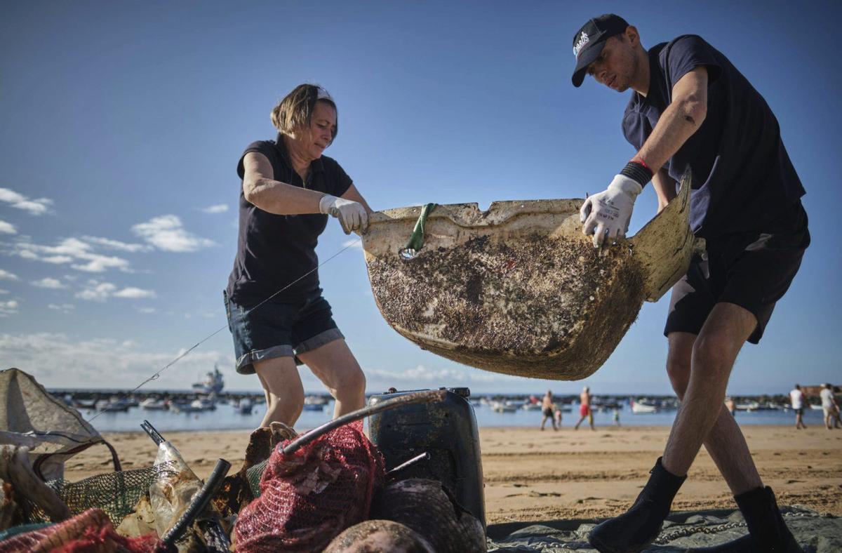 Voluntarios ambientales retiran basura de la playa de Las Teresitas.